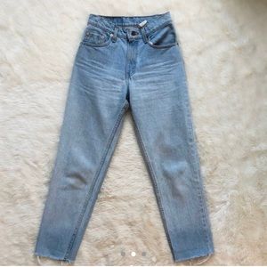 light wash high waisted levi 550s